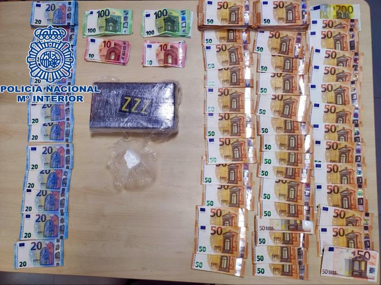 Droga e diñeiro comisados nun operativo da Policía Nacional en Santiago de Compostela 