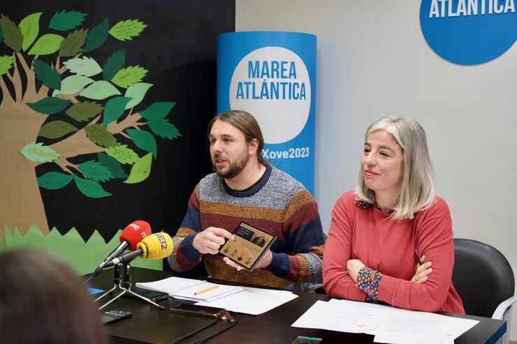 O candidato da Marea Atlántica á Alcaldía da Coruña, Xan Xove, e a edil María García, presentan as novidades da páxina web /MAREA ATLÁNTICA
