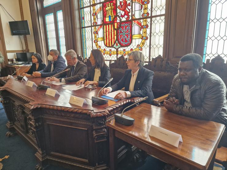 María José de Pazo, Ramón Porto, Alfonso Rueda, María Pilar Ramallo, Rosa Quintana e Samuel Kwesi nun acto homenaxe a mariñeiros da Praia Menduiña 2.. PEDRO DAVILA-EUROPA PRESS 