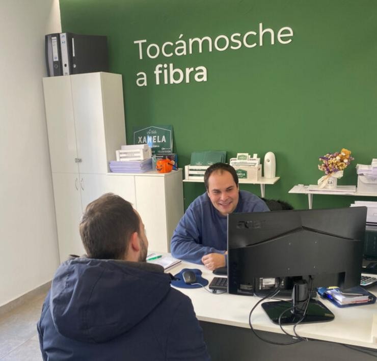 Iñaki Castiñeira, que ofrece fibra óptica para que o rural estea conectado a Internet, traballando na oficina / ATX