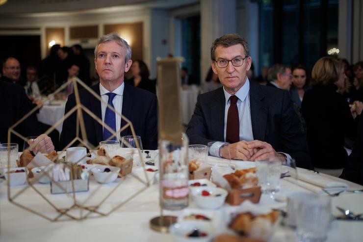 O presidente da Xunta de Galicia, Alfonso Rueda e o presidente do PP, Alberto Núñez Feijóo,  no foro O Debate en Madrid 