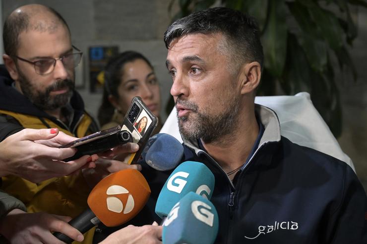 O exatleta Gustavo Dacal ofrece declaracións aos medios á súa chegada ao aeroporto da Coruña / Europa Press 