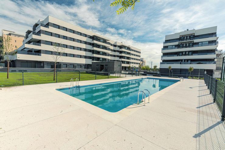 Unha piscina nunha promoción inmobiliaria de vivendas e pisos nunha zona residencial dunha gran cidade / AEDAS HOMES - Arquivo