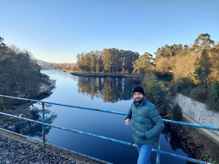 Iván Puentes nas obras que convertirán a antiga ponte do tren que cruza o Lérez nun gran espazo verde 