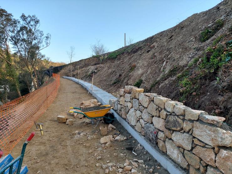 Avanzan as obras para converter a antiga ponte do tren que cruza o Lérez nun gran espazo verde 