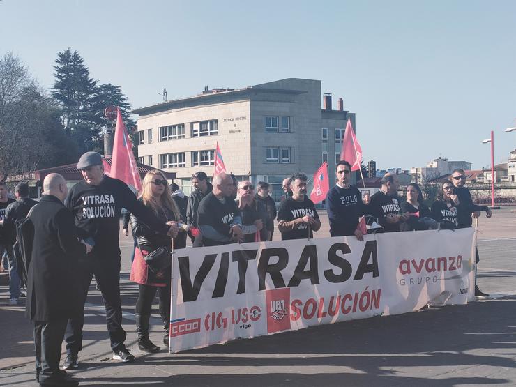 Traballadores de Vitrasa, concesionaria do bus urbano de Vigo, concentrados ante o Consistorio da cidade olívica. / Europa Press