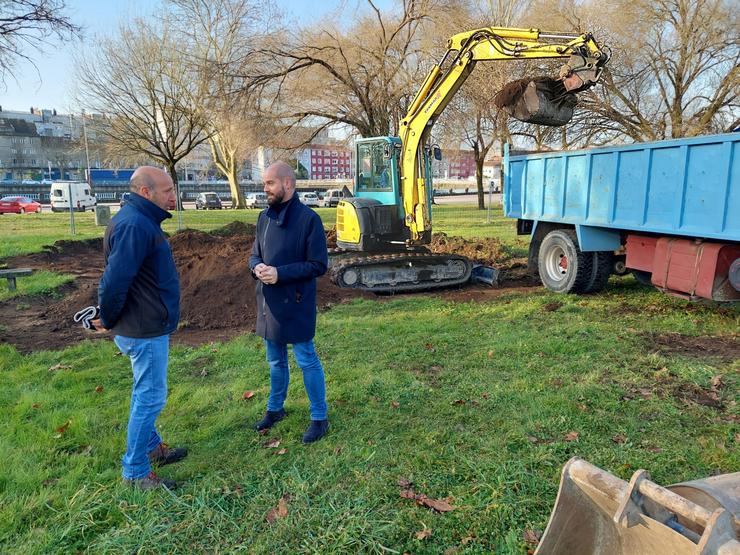 O edil Iván Puentes supervisa o inicio do parque de xogos de auga de Pontevedra 