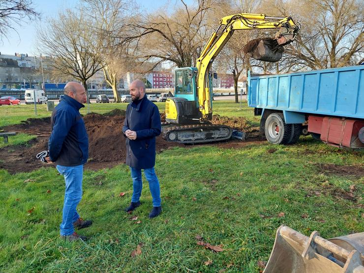 O edil Iván Puentes supervisa o inicio do parque de xogos de auga de Pontevedra / remitida