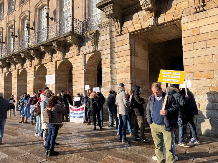 Protesta de afectados pola regulación de vivendas de uso turístico en Santiago de Compostela / Europa Press