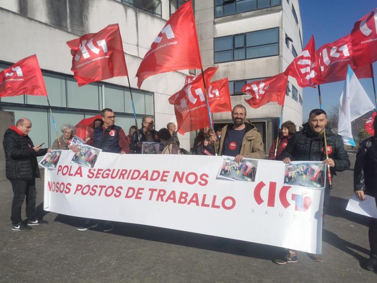 Concentración da CIG ante a Consellería de Sanidade, en San Lázaro, Santiago de Compostela, contra os 'incumprimentos' do Sergas en riscos laborais e contra as agresións 