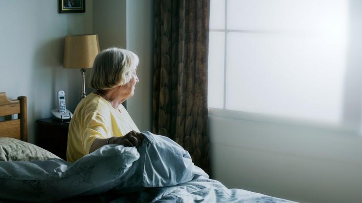 Muller maior na cama con síntomas de depresión e soidade 