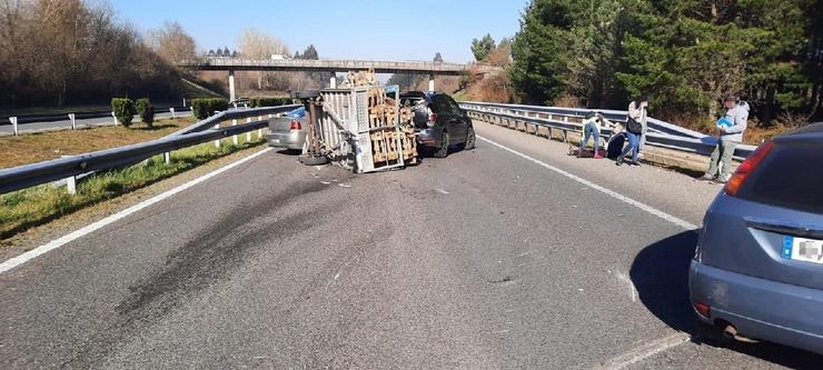 Accidente na A-6 ao seu paso por Outeiro de Rei (Lugo) / GARDA CIVIL