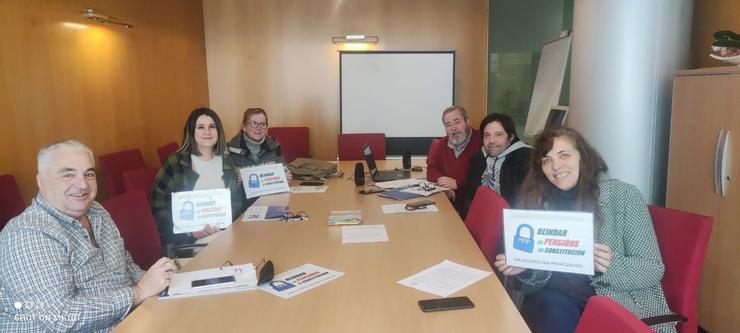 Organizacións e sindicatos reunidos este venres en Santiago para a constitución dunha Mesa pola Blindaxe das Pensións a nivel galego.. CARLOS VÁZQUEZ