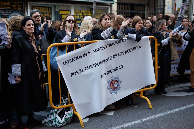 Os Letrados da Administración de Xustiza maniféstanse durante a reunión co Ministerio de Xustiza, no Palacio de Sonora, a 16 de febreiro de 2023, en Madrid (España). O Ministerio de Pilar Llop convocou ao comité de folga dos Letrad. Alejandro Martínez Vélez - Europa Press 