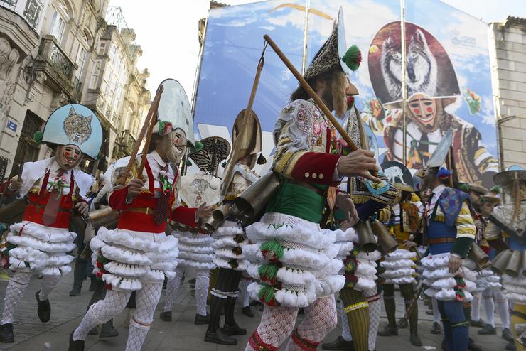 ?Cigarrones? interactúan co público durante a celebración do domingo Corredoiro como parte do Entroido, a 12 de febreiro de 2023, en Verín, Ourense, Galicia (España).. Rosa Veiga - Europa Press / Europa Press