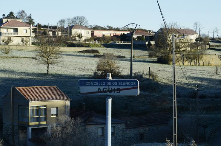 Pobo de Loureses desde Aguís no concello dos Blancos, a 24 de xaneiro de 2023, en Ourense, Galicia (España). Ourense amenceu hoxe con temperaturas baixo cero en case toda a provincia, especialmente nalgúns puntos nos que se chegou aos. Rosa Veiga - Europa Press 