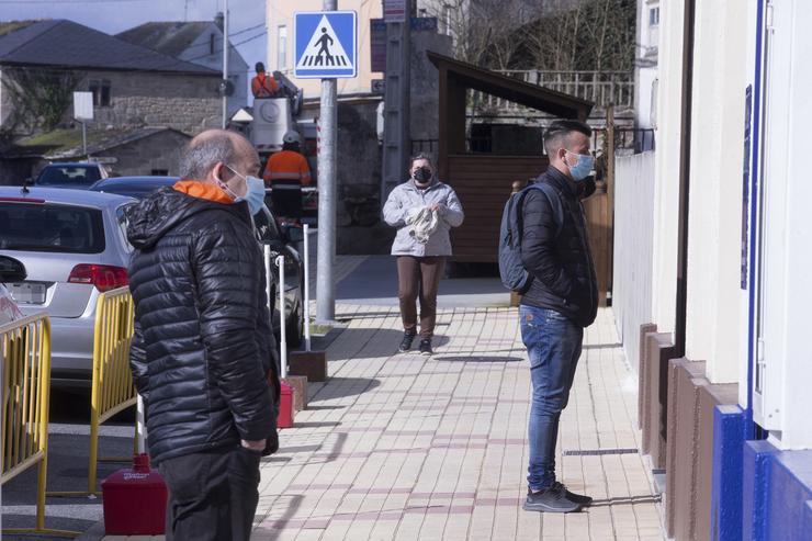 Arquivo - Dous homes observan un escaparate no municipio galego de Guitiriz, en Lugo, Galicia (España), a 17 de febreiro de 2021. Esta localidade galega contabilizou un total de 123 positivos nos últimos 14 días, o que sitúa a súa incidencia acum. Carlos Castro - Europa Press - Arquivo 