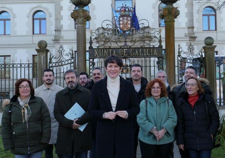 Ana Pontón e membros do grupo parlamentario do BNG en San Caetano, sede da Xunta. BNG / Europa Press