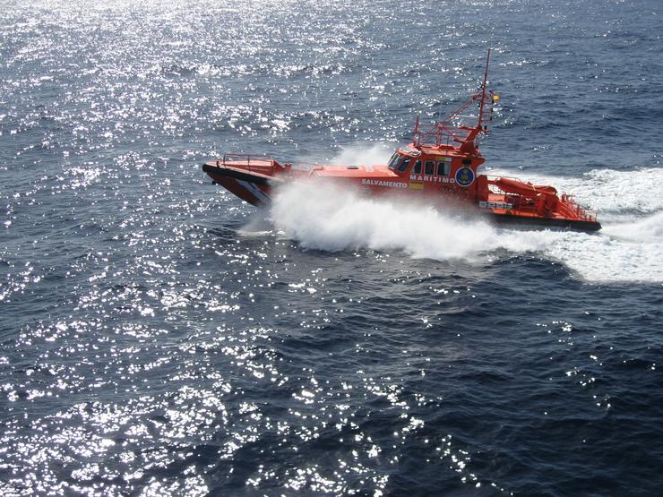 Embarcación de Salvamento Marítima nun rescate no mar 