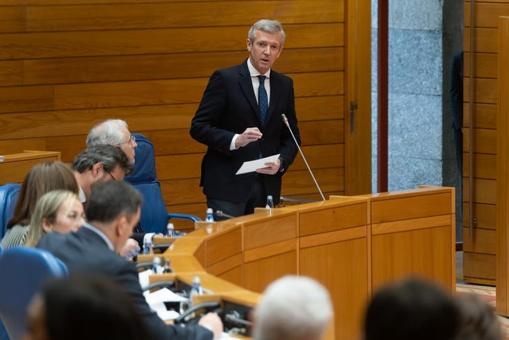 O presidente da Xunta, Alfonso Rueda, responde as preguntas da oposición no Parlamento 