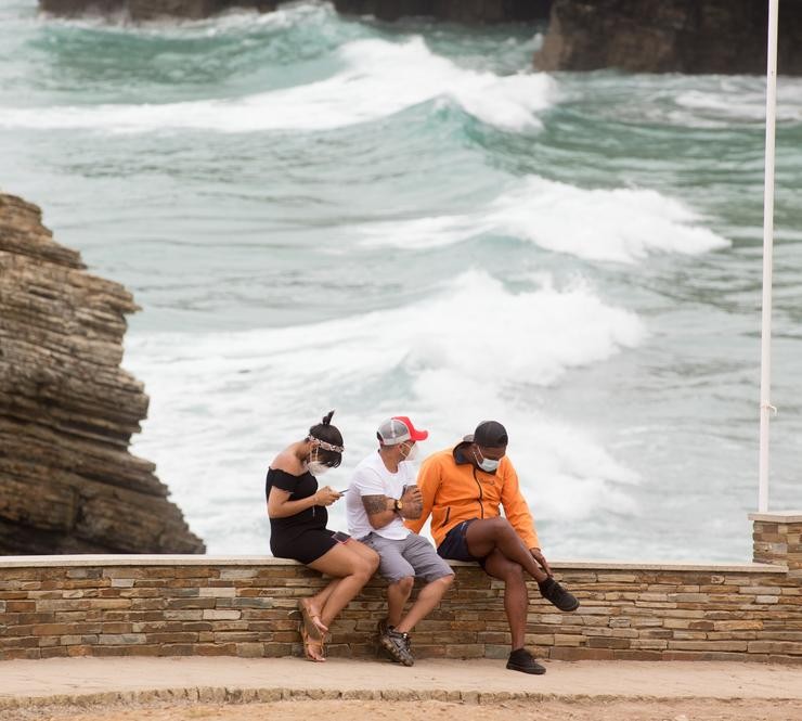 Cidadáns na praia das Catedrais, na comarca galega da Mariña 