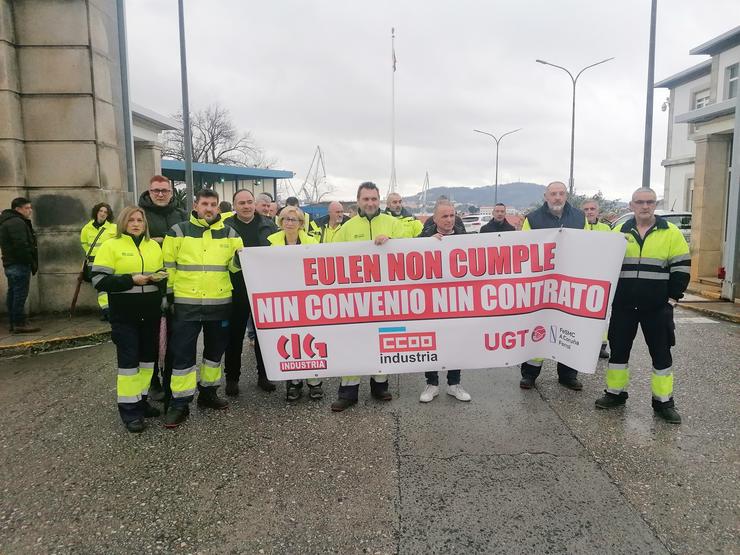 Traballadores de Eulen ás portas de Navantia nunha protesta 