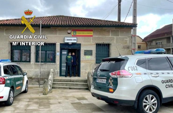 Un axente da Garda Civil entra no posto de Soutomaior cun home detido cando tentaba atracar unha sucursal bancaria da localidade / Garda Civil Pontevedra