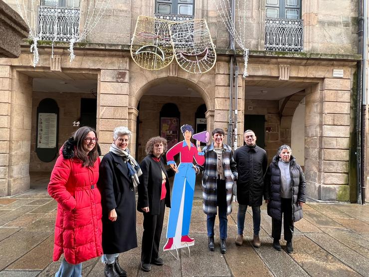 Ana Pontón, portavoz nacional do BNG, xunto á cabeza de lista en Santiago, Goretti Sanmartín, e a deputada Mercedes Queixas, entre outras dirixentes nacionalistas, presentando iniciativas sobre Rosalía / Europa Press