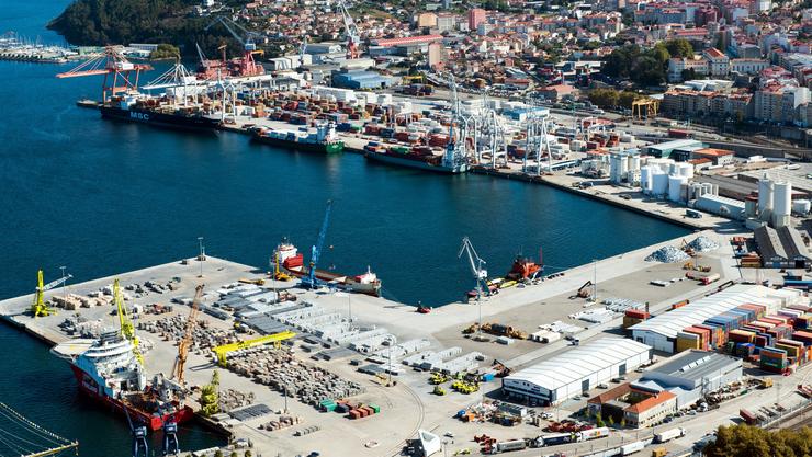 Vista aérea dos peiraos comerciais do Porto de Vigo 