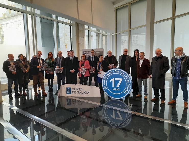 Autoridades participantes na presentación do programa das Letras Galegas 2023, ao redor de Francisco Fernández del Riego 
