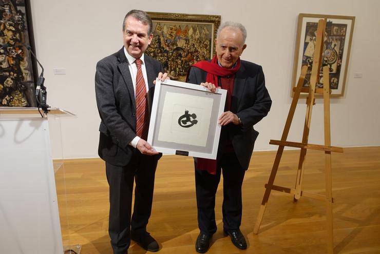 O presidente da Fundación Laxeiro e alcalde de Vigo, Abel Caballero, entrega o Premio Laxeiro 2023 ao intelectual galeguista Xesús Alonso Montero.. FUNDACIÓN LAXEIRO 