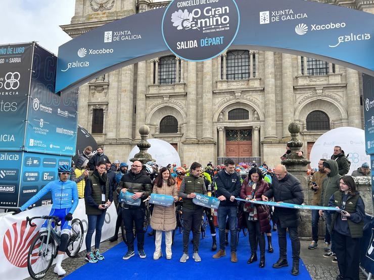 Autoridades no arranque da Volta Ciclista 