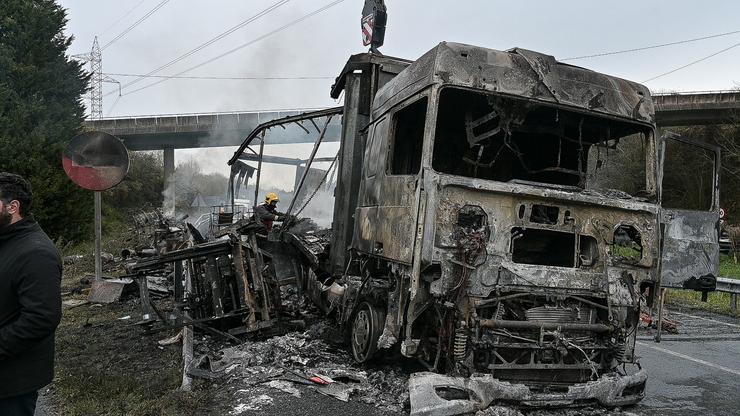 Estado no que quedou un camión que transportaba mercadorías perigosas e que ardeu na A-6, a 24 de febreiro de 2023, en Betanzos, A Coruña, Galicia (España).. M. Dylan - Europa Press 