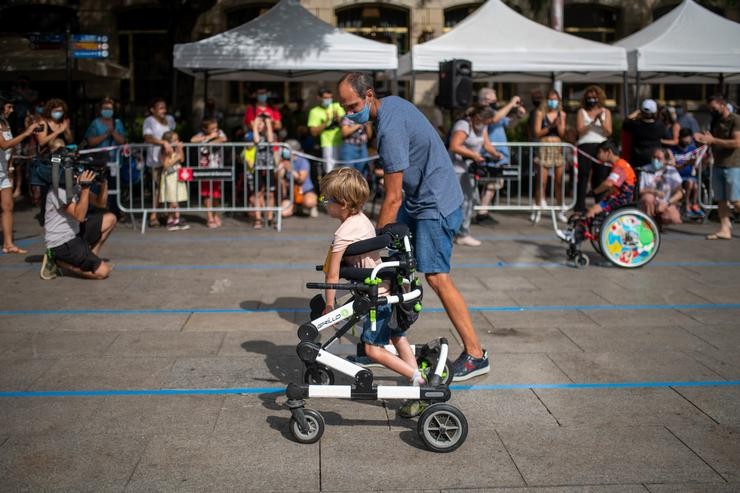 Un neno con mobilidade reducida compite na primeira Carreira Infantil Adaptada nas festas de Sant Roc 