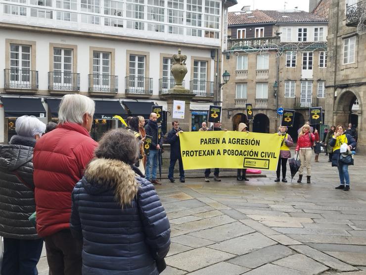 Concentración de Amnistía Internacional en Santiago con motivo do primeiro aniversario da guerra de Ucraína 