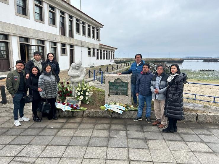 Familiares de falecidos na Vila de Pitanxo ante unha placa conmemorativa instalada en Cambados. FAMILIARES VILA DE PITANXO / Europa Press