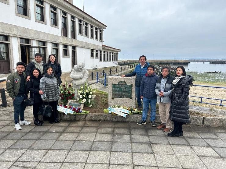 Familiares de falecidos na Vila de Pitanxo ante unha placa conmemorativa instalada en Cambados. FAMILIARES VILA DE PITANXO 