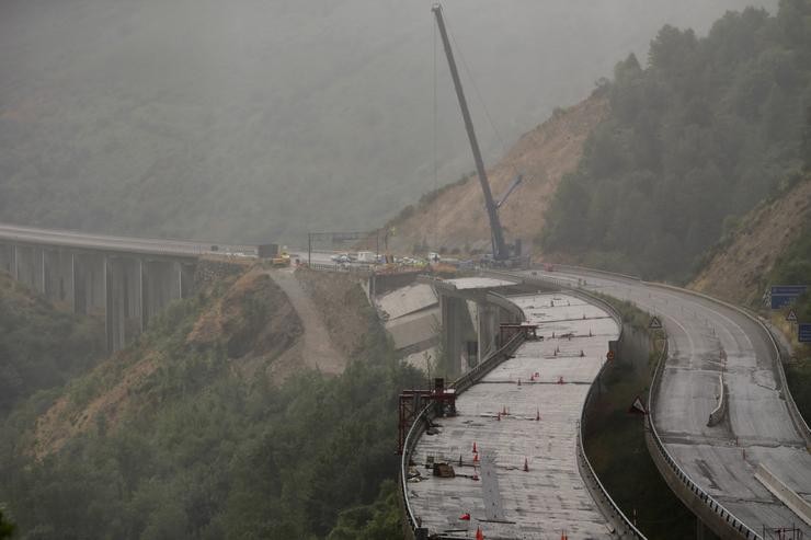 Arquivo - Operarios e guindastres traballan durante o desmonte do viaduto da A6, a 17 de agosto de 2022, en Pedrafita, Lugo. Carlos Castro - Europa Press - Arquivo 