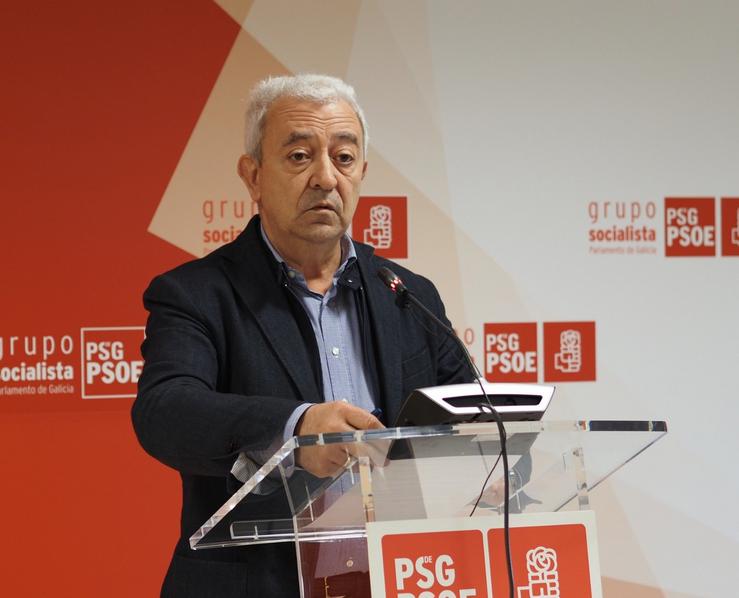 O portavoz do PSdeG no Parlamento, Luís Álvarez, en rolda de prensa.. PSDEG 