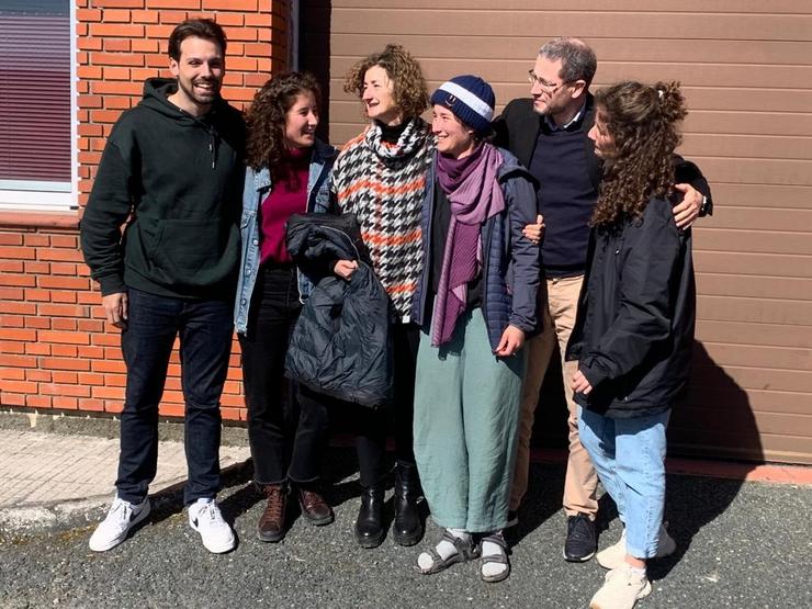 Ana Baneira xunto aos seus familiarias na súa chegada este luns a Galicia / Europa Press