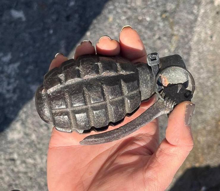 Unha das granadas atopadas no rexistro da propiedade da localidade coruñesa de Corcubión 