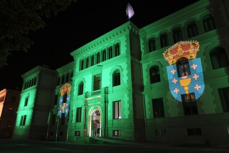O edificio administrativo da Xunta en San Caetano, en Santiago de Compostela, iluminado de cor verde con motivo do Día Mundial das Enfermidades Raras 
