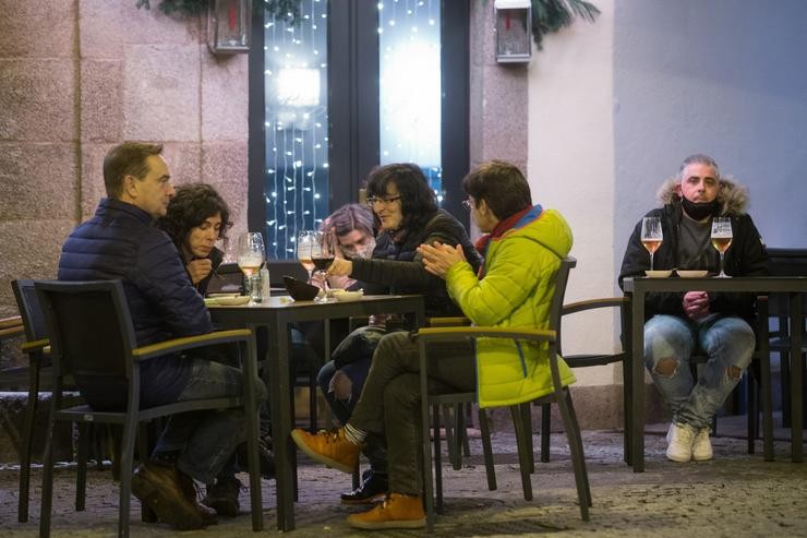 Cidadáns na terraza dun bar de Lugo a 12 de decembro de 2020 / Carlos Castro - Europa Press
