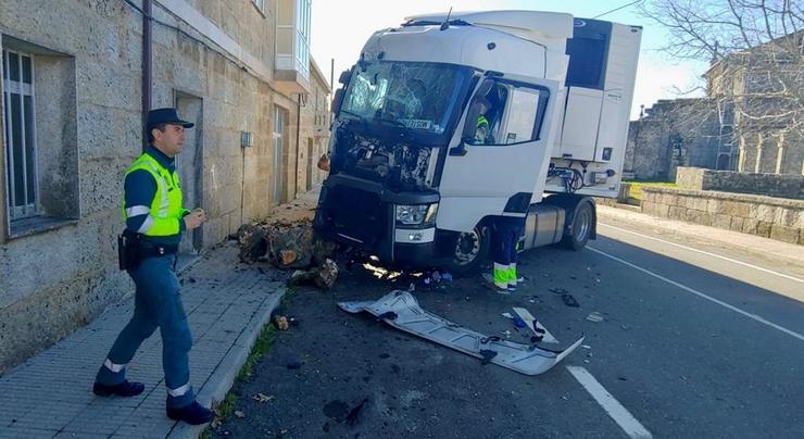 Un camión sofre un accidente en Muíños (Ourense) e descobren que excedera o tempo de condución en xaneiro. GARDA CIVIL DE OURENSE / Europa Press