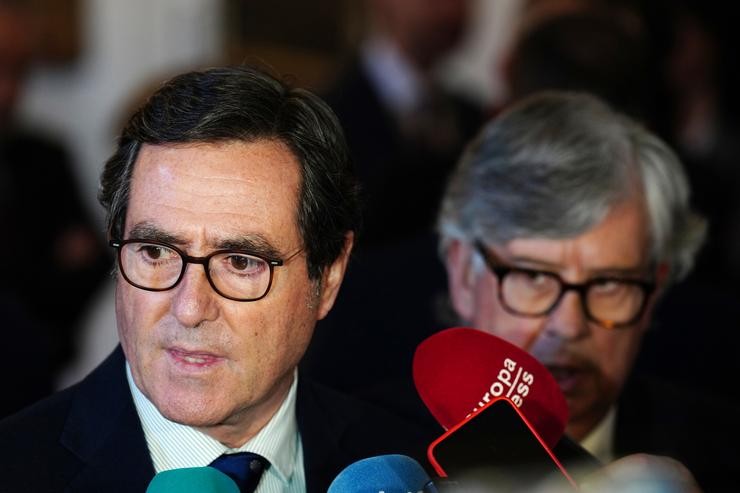 O presidente da Confederación Española de Organizacións Empresariais (CEOE), Antonio Garamendi, ofrece declaracións aos medios durante un xantar-coloquio, no Hostal dos Reis Católicos / A. Álvaro Ballesteros - Europa Press