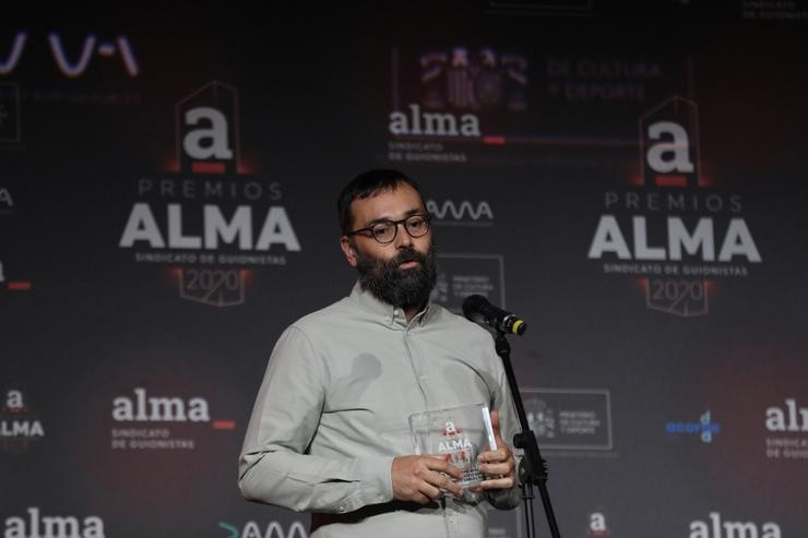 Arquivo - O guionista Fran Araújo intervén tras recoller o premio ao Mellor Guión de Serie Dramática por 'Hierro', durante a entrega dos Premios ALMA do Sindicato de Guionistas, no Palacio da Prensa, Madrid (España) a 8 de outubro de 2020. Marta Fernández - Europa Press - Arquivo 