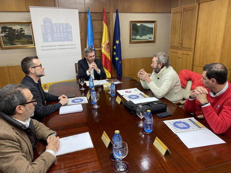 O delegado do Goberno en Galicia, José Miñones, nunha reunión con representantes de Federación de Hostalaría de Galicia. DELEGACIÓN DO GOBERNO 