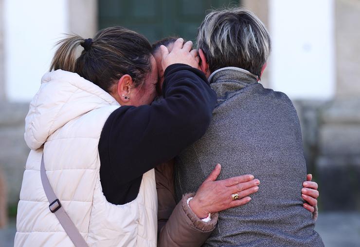 Varias veciñas consolan á curmá da vítima (c) durante unha concentración ante o Concello de Baiona, a 6 de febreiro de 2023, en Baiona, Pontevedra, Galicia (España).. Álvaro Ballesteros - Europa Press / Europa Press