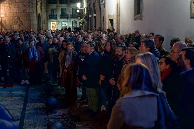 Veciños de Baiona e representantes políticos gardan un minuto de silencio tras o asasinato machista ocorrido na localidade.. GUSTAVO DA PAZ - EUROPA PRESS / Europa Press