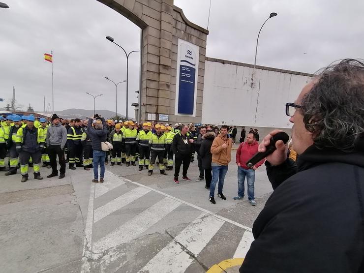 O presidente do comité de empresa de Navantia Ferrol, Javier Galán, diríxese aos traballadores na porta do estaleiro de Navantia en Ferrol 